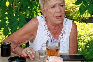 Zoufalá Jaroslava Obermaierová: Za desítky let tvrdé práce má směšný důchod, který nestačí na nájem - Médium.cz